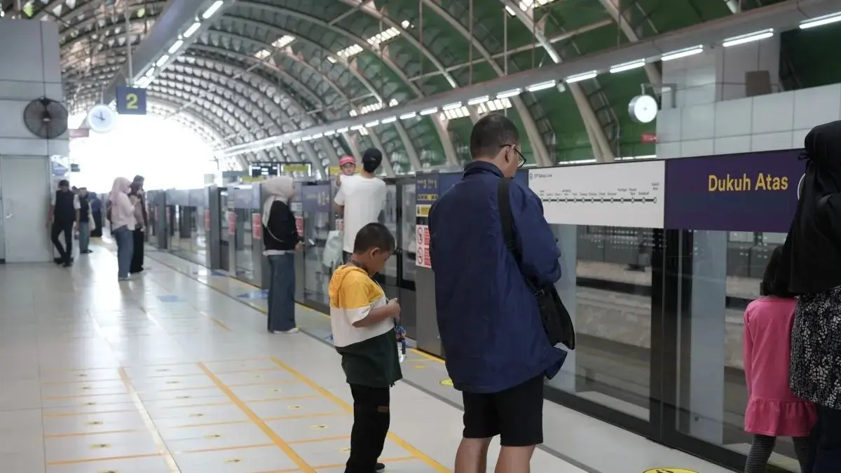 LRT Jabodebek mengajak masyarakat membangun budaya keselamatan melalui lima kebiasaan sederhana saat menggunakan transportasi publik. (Antara)