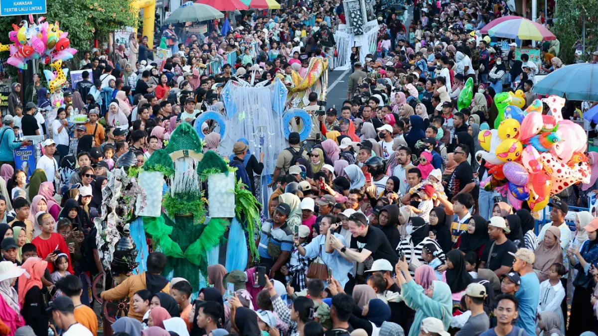 MEMBELUDAK: Sejumlah pedagang menjajakan dagangan di tengah keramaian event BEC 2025. (Humas Pemkab Banyuwangi)