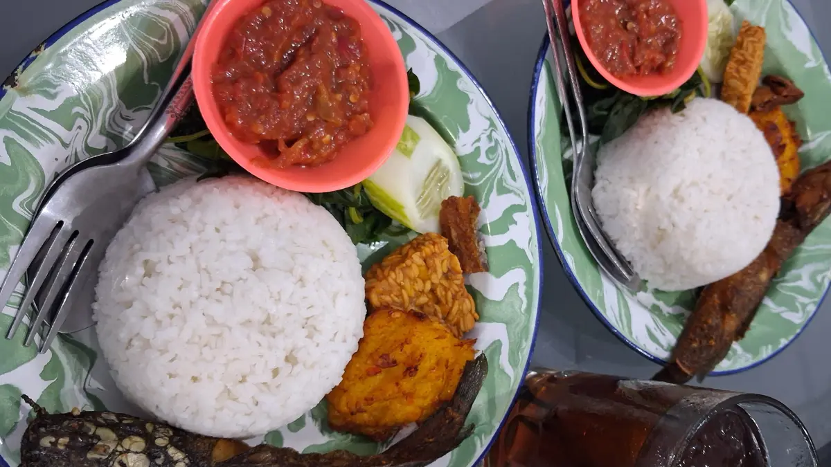 Nasi tempong khas Banyuwangi tetap menjadi kuliner favorit pencinta pedas. (Mayang untuk Radar Banyuwangi)