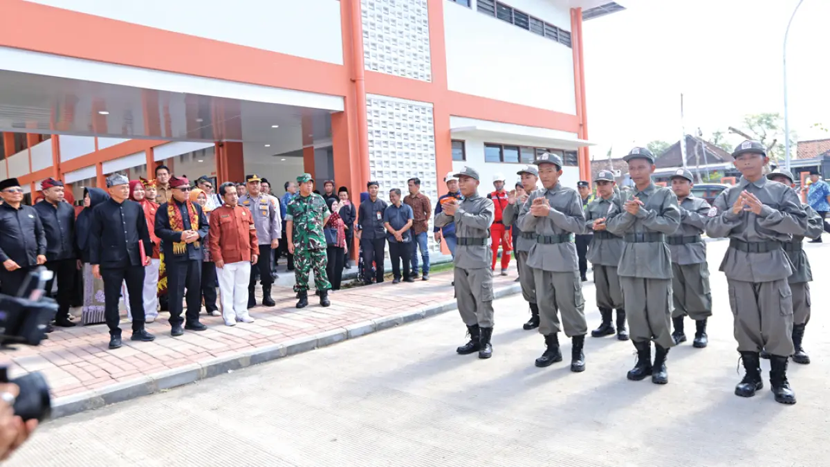 PENGENALAN LINGKUNGAN: Wabup Mujiono meninjau MPLS di kompleks SRT 1 Banyuwangi pada Selasa (14/7). (Humas Pemkab Banyuwangi)