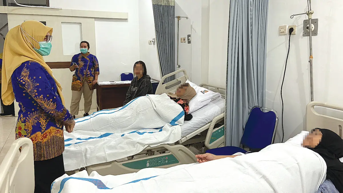 Plt Direktur RSUD Blambangan dr Siti Asiyah Anggraini meninjau pasien kanker di ruang kemoterapi di rumah sakit yang beralamat di Jalan Letkol Istiqlah Banyuwangi. (Humas RSUD Blambangan)