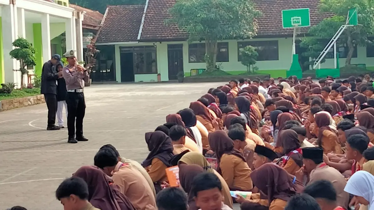 Polsek Genteng memberikan pembinaan Kamtibmas kepada peserta MATAMUDA MTsN 8 Banyuwangi di Desa Setail. (Istimewa)