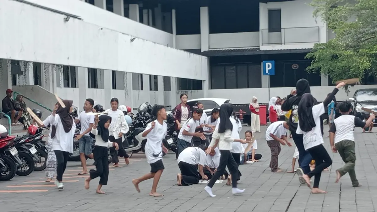 Ratusan peserta dari berbagai sekolah di Banyuwangi mengikuti latihan intensif Festival Memengan 2026 di samping Hotel Santika. (Rahma untuk Radar Banyuwangi)