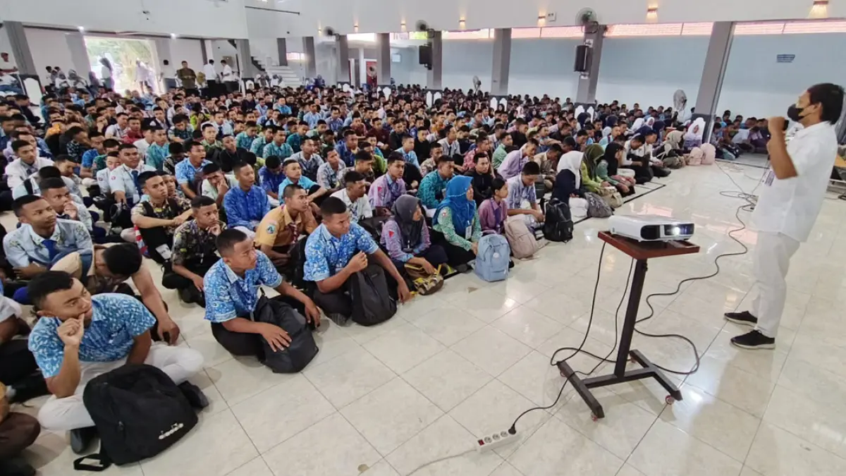 SOSIALISASI: Pegawai BNNK Banyuwangi Afrizal Mujahid memberikan materi bahaya narkoba kepada para siswa baru di SMKN 1 Glagah, Rabu (15/7). (Bagus Rio/Radar Banyuwangi)