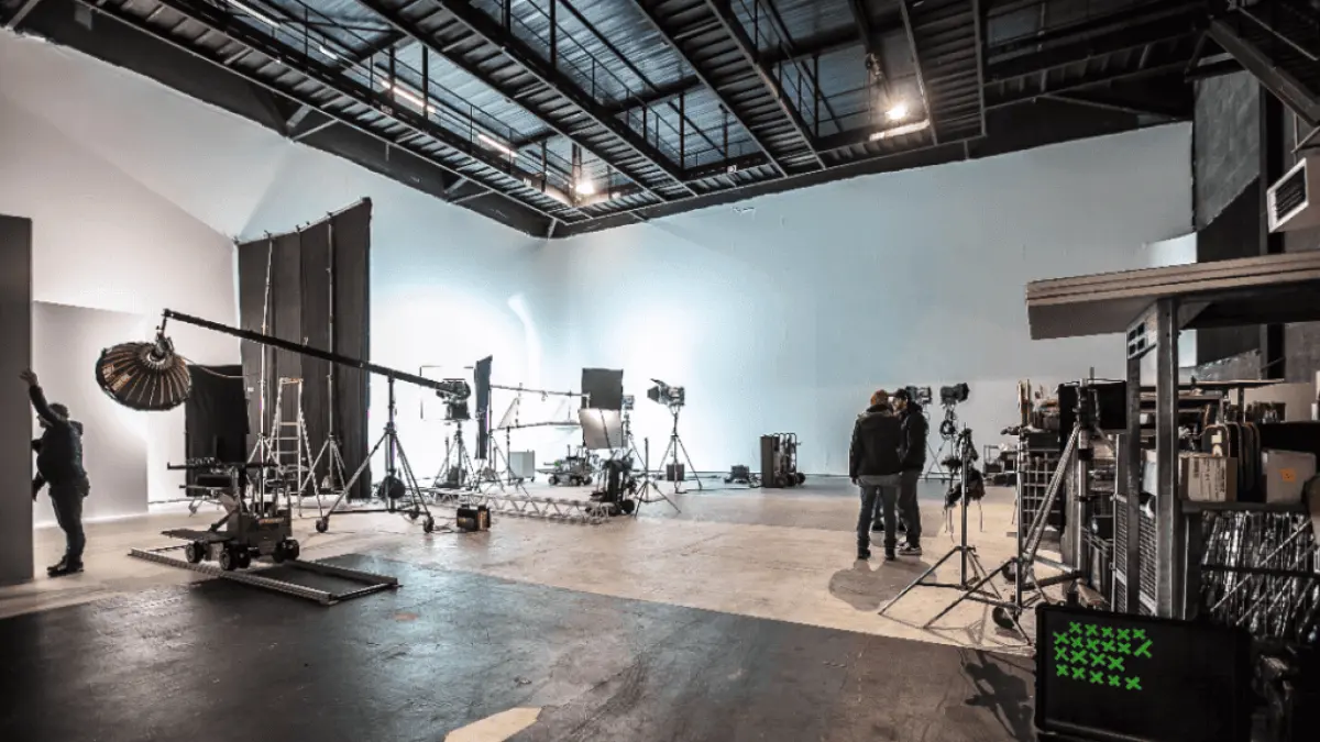 Studio film tidak hanya memperoleh pendapatan dari penjualan tiket bioskop. (Studio Sets)