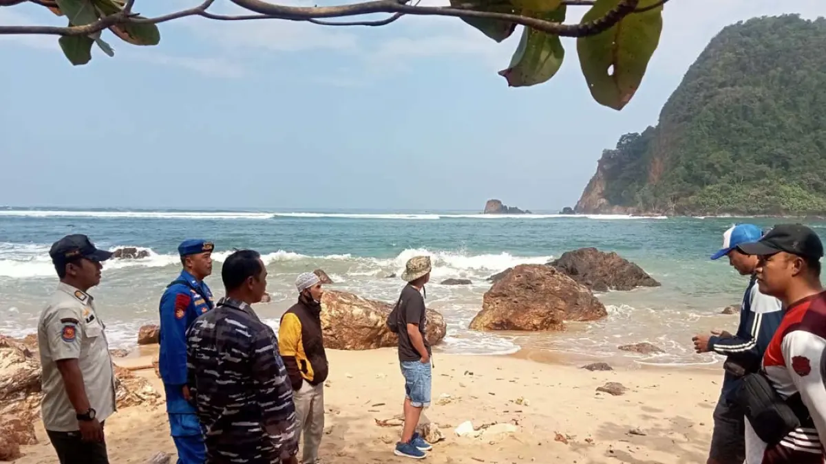 Tim gabungan melakukan pencarian pemanah ikan di sekitar Pantai Pulau Merah, Dusun Pancer, Desa Sumberagunh, Kecamatan Pesanggaran, Rabu (15/7). (Wayan for Radar Banyuwangi)