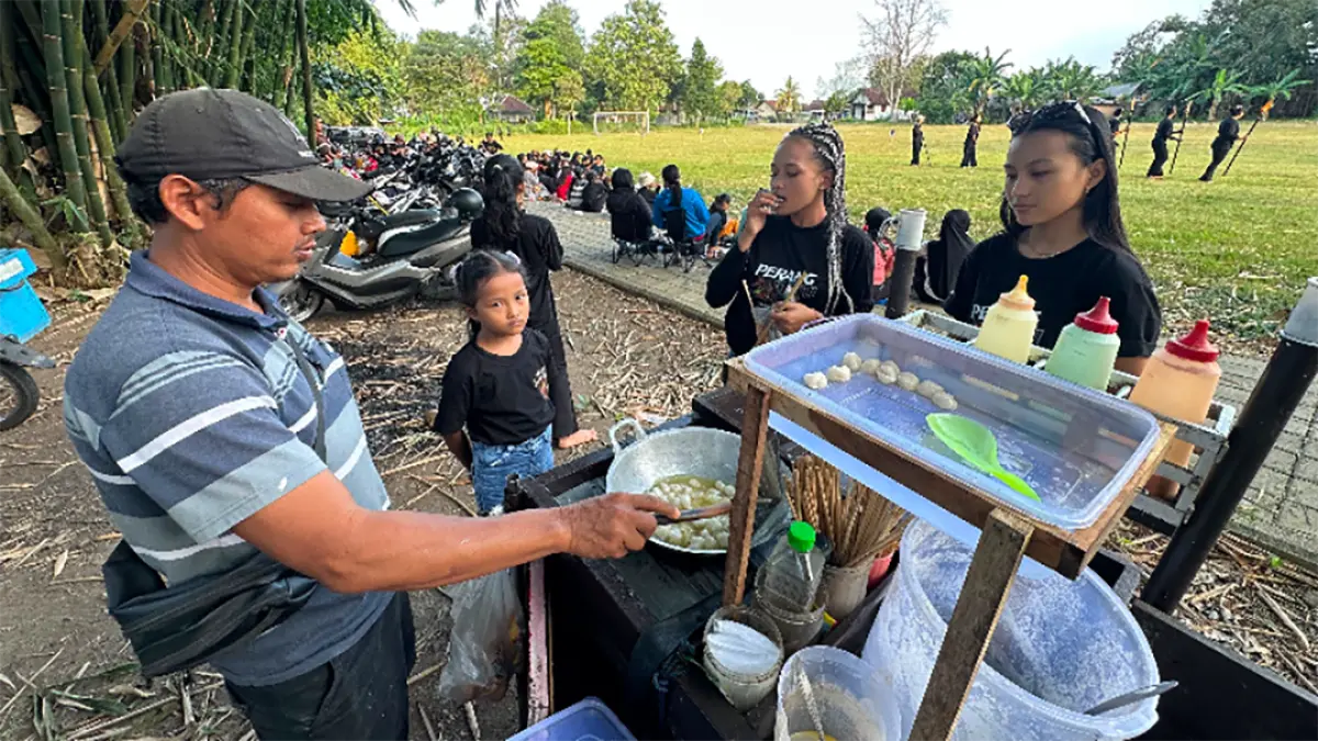 Warga di arena latihan BEC 2026 bikin pedagang cimol jualan belum lama langsung habis. (banyuwangitourism.com)