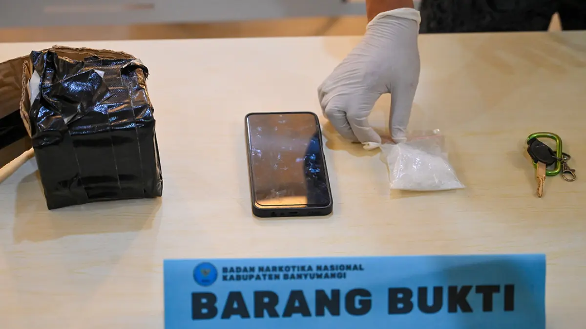 BARANG BUKTI: Barang bukti 40,01 gram sabu-sabu yang disita dari tangan CH, 37, warga Genteng terkait dengan jaringan narkoba Bangkalan. (Ramada Kusuma/Radar Banyuwangi)