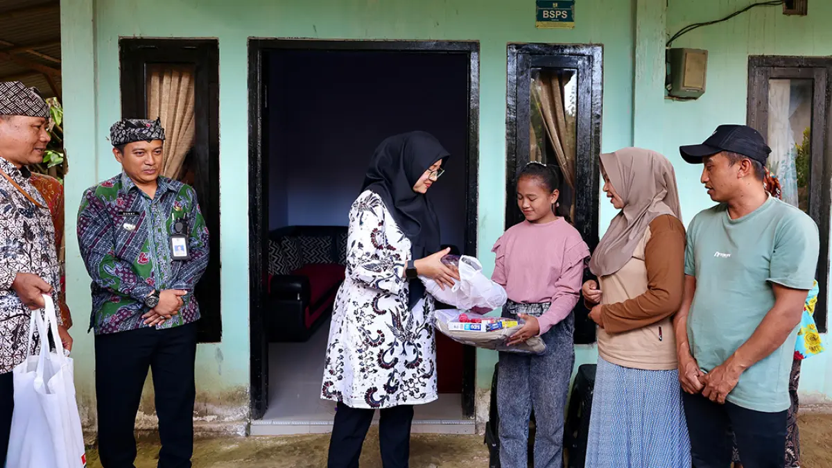 Bupati Ipuk Fiestiandani menyerahkan bantuan perlengkapan sekolah kepada salah satu pelajar di Banyuwangi beberapa waktu lalu. (Pemkab Banyuwangi)