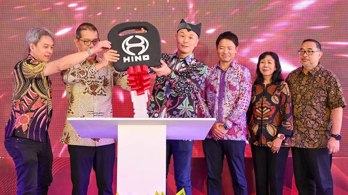 DEALER BARU: Presiden Direktur Hino Motor Indonesia Shinho Sakai (pakai udeng) meresmikan dealer baru Hino di Jalan Raya Jember KM 7, Kecamatan Kabat, Kamis (16/7). (Ramada Kusuma/Radar Banyuwangi)