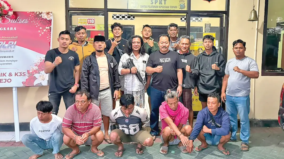 DIAMANKAN: Lima terduga pelaku pembalakan liar hutan jati diamankan petugas gabungan di Mapolsek Bangorejo pada Sabtu lalu (4/7). (Hariyanto for Radar Banyuwangi)