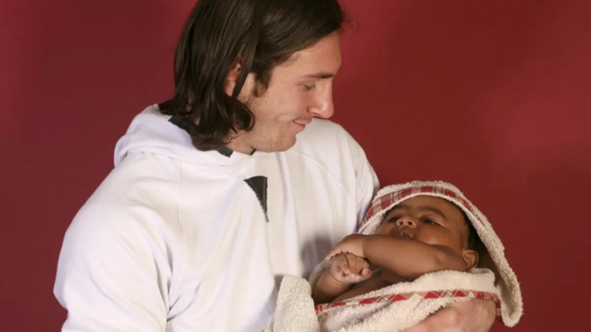 Foto Lionel Messi bersama bayi laki-laki yang dipotret fotografer Joan Monfort pada September 2007 untuk kalender amal kembali menjadi viral. (Foto: Joan Monfort /AP)