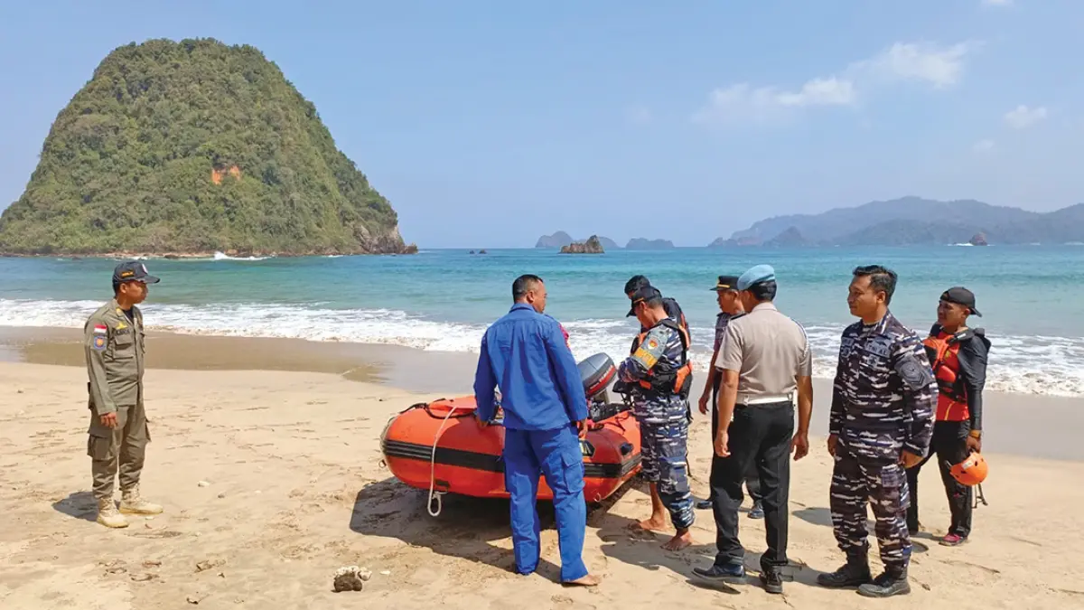 HARI KEDUA: Tim SAR gabungan melakukan pencarian Muhammad Jafar Sodiq, 35, pemanah ikan yang hilang terseret ombak di kawasan Karang Jahe, tenggara Pantai Pulau Merah, Kamis (16/7). (BASARNAS)
