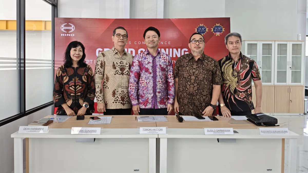 Hino bersama PT Indomobil Prima Niaga meresmikan dealer 3S baru di Banyuwangi. (Lugas Rumpakaadi/Radar Banyuwangi)