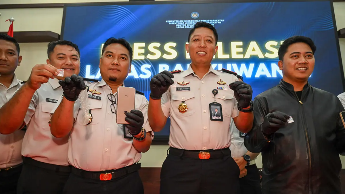 Kalapas Banyuwangi Solichin dan Kasatnarkoba Kompol Angga Perdana Brahmada menunjukkan narkoba yang disita dari seorang pembesuk, Kamis (16/7). (Ramada Kusuma/Radar Banyuwangi)