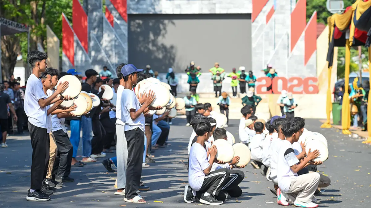 Para penabuh terbang yang mengiringi parade BEC menjalani gladi bersih di depan SDN 1 Kepatihan, Banyuwangi, Kamis (16/7). (Ramada Kusuma/Radar Banyuwangi)