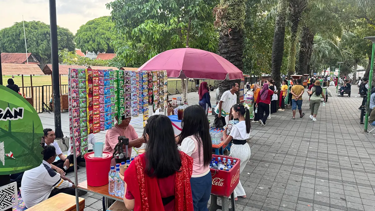 Pedagang sambut BEC 2026 dengan gembira, mereka mulai menambah stok hingga buka lapak keliling. (banyuwangikab.go.id)