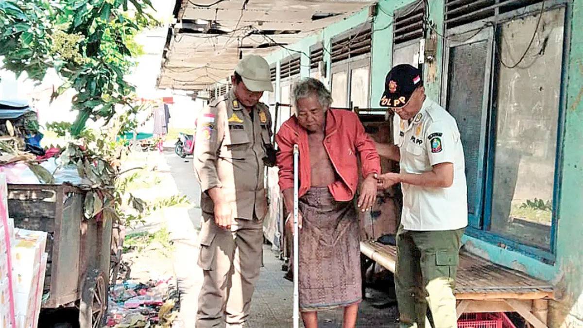 PENERTIBAN: Gelandangan di Terminal Rogojampi dikirim petugas Satpol PP ke Shelter Dinsos-PPKB, Kamis (16/7). (Satrio for Radar Banyuwangi)