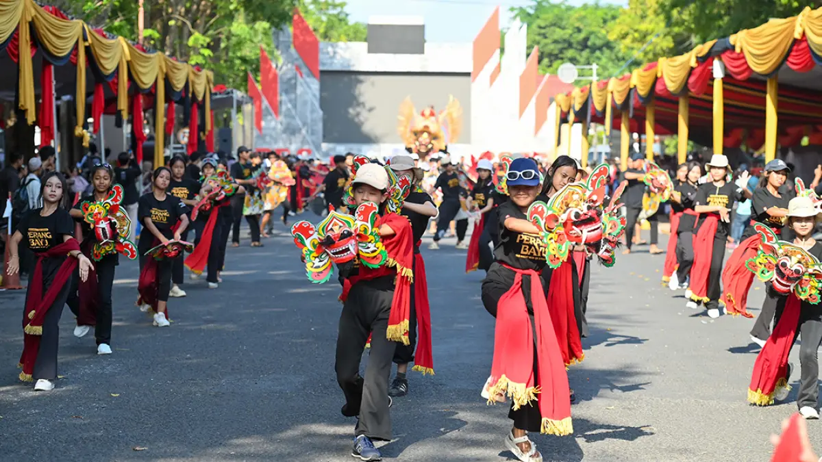 PENGIRING PERTUNJUKAN: Para penari yang mengiringi parade BEC menjalani gladi bersih di depan SDN 1 Kepatihan, Kamis (16/7). (Ramada Kusuma/Radar Banyuwangi)