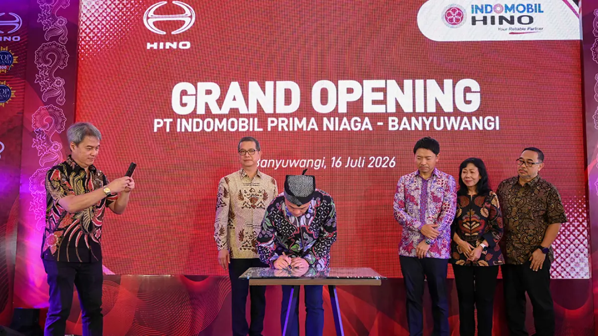 RESMI BEROPERASI: Presiden Direktur Hino Motor Indonesia Shinho Sakai menandatangani plakat peresmian Dealer Hino Banyuwangi, Kamis (16/7). (Ramada Kusuma/Radar Banyuwangi)