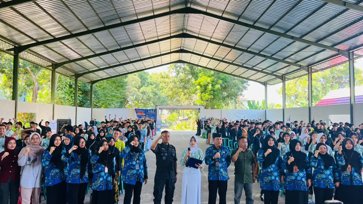 SATUKAN TEKAD: Kepala BNNK Banyuwangi Kombespol Rachmat Kurniawan, Kepala SMAN 1 Glagah Abdullah, dan Pemred JP-RaBa Syaifuddin Mahmud bersama para siswa baru menghadiri sosialisasi dan deklarasi anti narkoba, Kamis (16/7). (Bagus Rio/Radar Banyuwangi)
