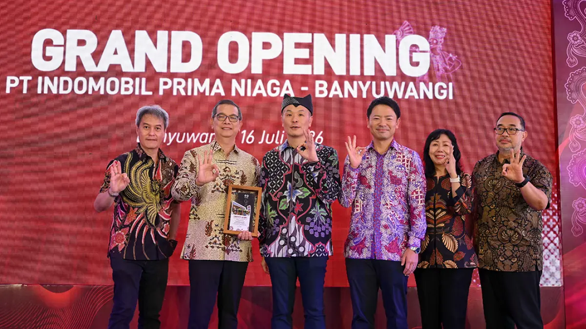 SEMRINGAH: Presiden Direktur Hino Motor Indonesia Shinho Sakai (tiga dari kiri) bersama Marketing Director HMSI Tomoki Hattori (empat dari kiri), dan jajaran menunjukkan gesture Banyuwangi. (Ramada Kusuma/Radar Banyuwangi)