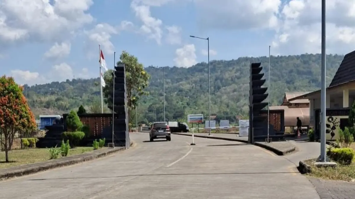Aktivitas kendaraan di jalan akses menuju kawasan INKA Banyuwangi, Kalipuro, berlangsung ramai. (Balquisse untuk Radar Banyuwangi)