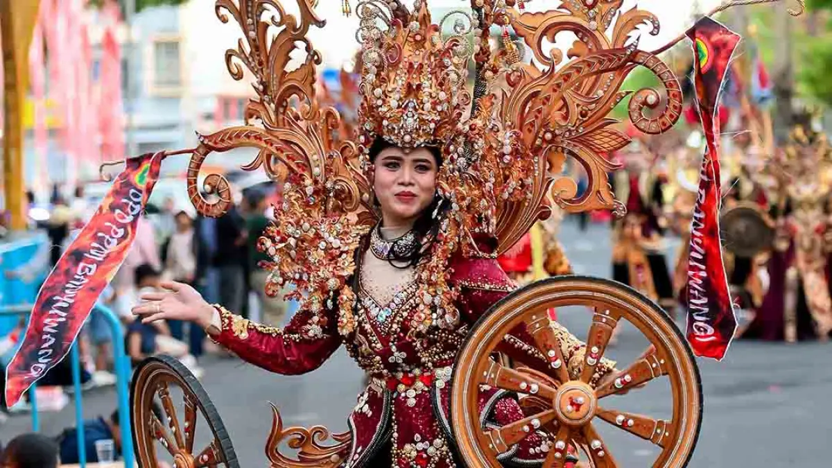 Alfenia Illiyanti dari PPNI Banyuwangi hidupkan semangat pejuang Blambangan di panggung BEC 2026. (Ramada Kusuma/Radar Banyuwangi)