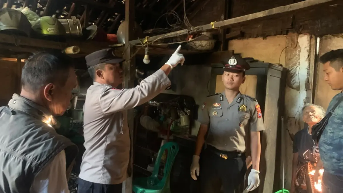 Anggota Polsek Kalibaru melakukan olah tempat kejadian perkara percobaan bunuh diri di Dusun Sumberberingin, Desa Kalibarumanis, Kecamatan Kalibaru, Kamis siang (16/7). (Eko Ari for Radar Banyuwangi)