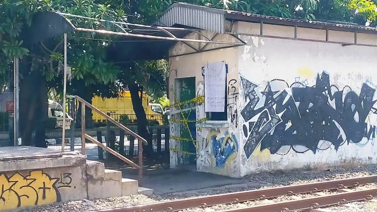 Bangunan bekas Halte Sawotratap di Gedangan, Sidoarjo, viral karena diduga disalahgunakan. (Dok. Radar Sidoarjo)