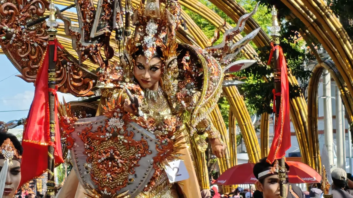 Banyuwangi Ethno Carnival 2026 mengangkat tema Perang Bayu sebagai panggung modernisasi tradisi. (Lugas Rumpakaadi/Radar Banyuwangi)