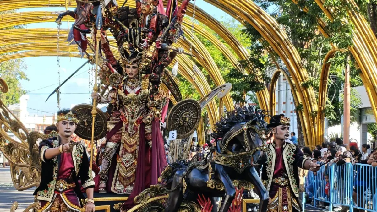 Banyuwangi Ethno Carnival 2026 menghadirkan parade Perang Bayu dengan ratusan talent berkostum spektakuler. (Lugas Rumpakaadi/Radar Banyuwangi)