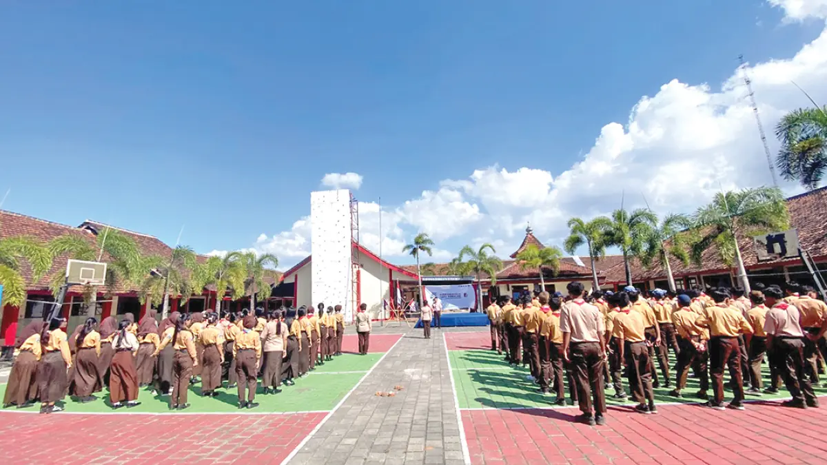 BERBARIS: Peserta MPLS SMK 17 Agustus 1945 Tegaldlimo mengikuti kenaikan tingkat kepramukaan dari penggalang ke penegak di halaman sekolah, Jumat (17/7). (PERPENAS for Radar Banyuwangi)