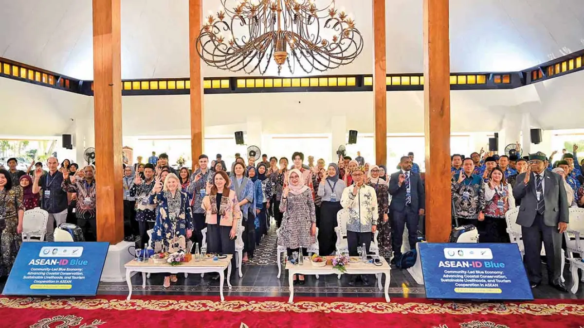 Bupati Banyuwangi Ipuk Fiestiandani dan delegasi ASEAN-ID Blue Economy di Pendapa Sabha Swagata Blambangan, Jumat (17/7). Forum ini diikuti delegasi dari ASEAN dan negara Fiji dan Selandia Baru. (Ramada Kusuma/Radar Banyuwangi)