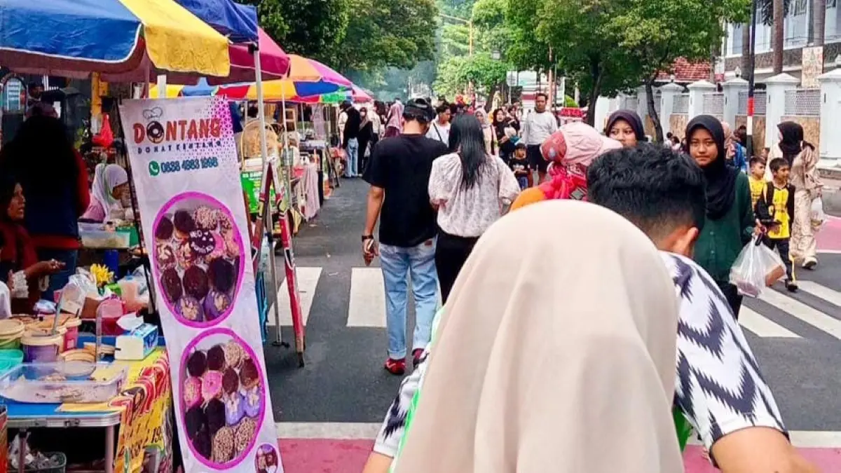 Car Free Day Banyuwangi dipadati warga sejak pagi di Jalan Ahmad Yani. (Balquisse untuk Radar Banyuwangi)