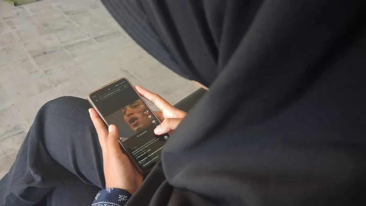 Doomscrolling menjadi kebiasaan yang makin sulit dilepaskan di era media sosial. (Meivira untuk Radar Banyuwangi)