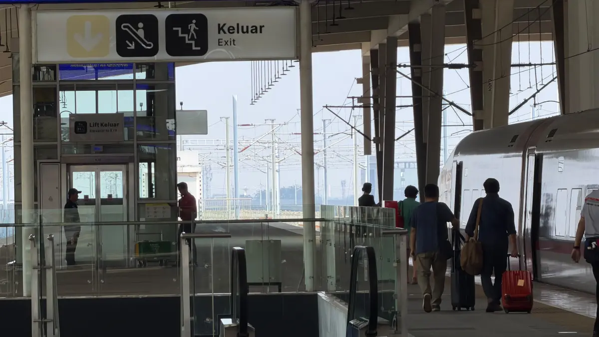 KCIC mencatat 573.780 penumpang menggunakan kereta cepat Whoosh selama libur sekolah 13 Juni-12 Juli 2026. (Bagas untuk Radar Banyuwangi)