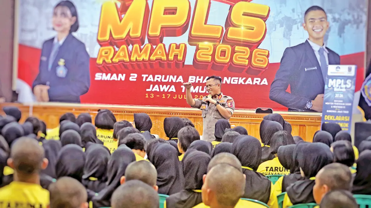 Kepala BNNK Banyuwangi Kombespol Rachmat Kurniawan memberikan pembekalan dalam kegiatan sosialisasi anti narkoba di SMAN 2 Taruna Bhayangkara (Smadatara) Jawa Timur, di Desa Kembiritan, Kecamatan Genteng, Jumat (17/7). (Salis Ali/Radar Banyuwangi)