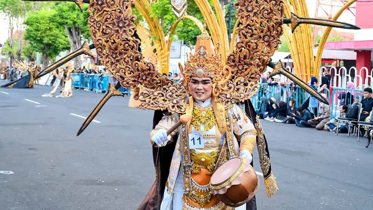 King Adit dari Luminor Hotel Banyuwangi hidupkan semangat Perang Bayu lewat kostum megah di BEC 2026. (Ramada Kusuma/Radar Banyuwangi)