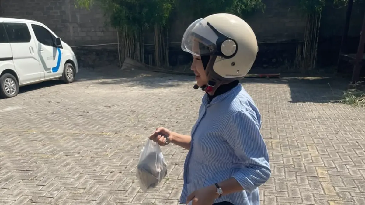 Membeli camilan sebelum bepergian ke luar kota masih menjadi kebiasaan banyak masyarakat. (Desi untuk Radar Banyuwangi)