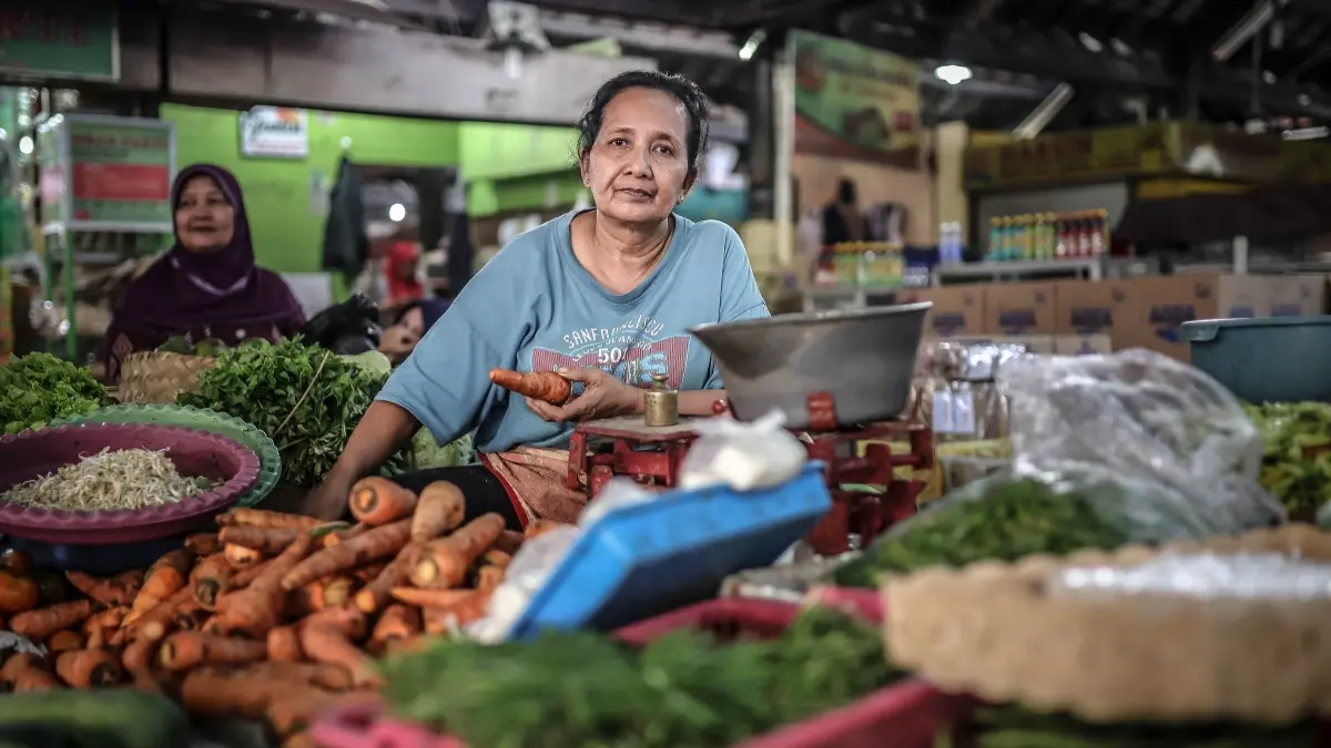 Pasar tradisional tetap ramai sejak pagi. (Pexels/Rizky Rafael)