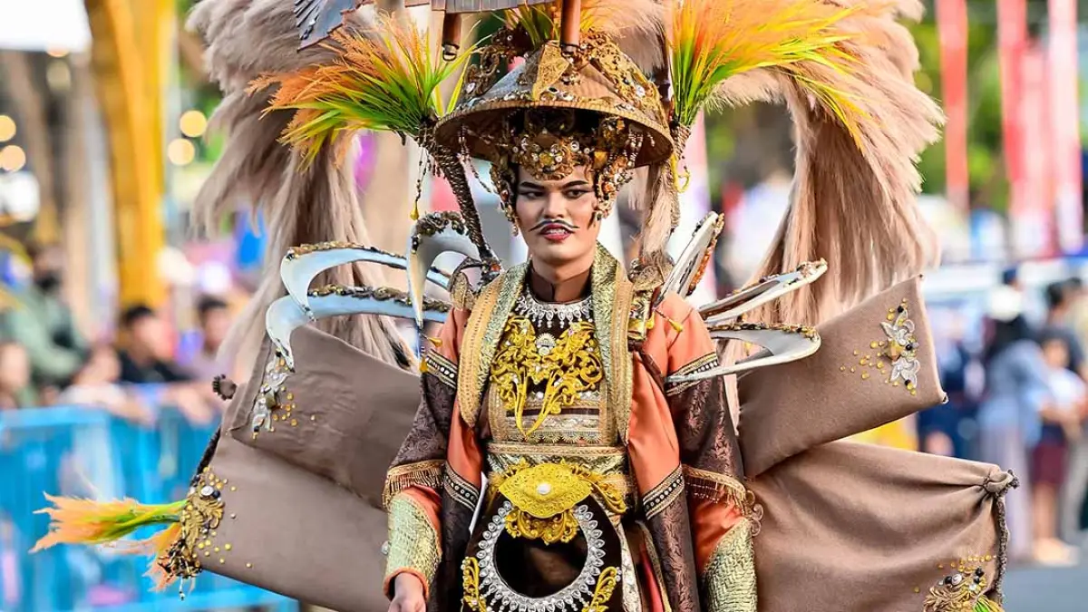 Ricky Fikryansa dari Unidsoe padukan arsitektur tradisional dan hasil bumi di panggung BEC 2026. (Ramada Kusuma/Radar Banyuwangi)