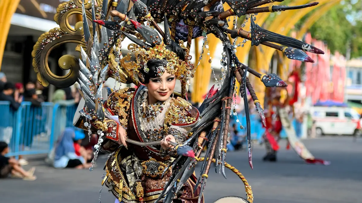 Salsabila April Yasmin tampilkan mahkota senjata Blambangan yang spektakuler. (Ramada Kusuma/Radar Banyuwangi)