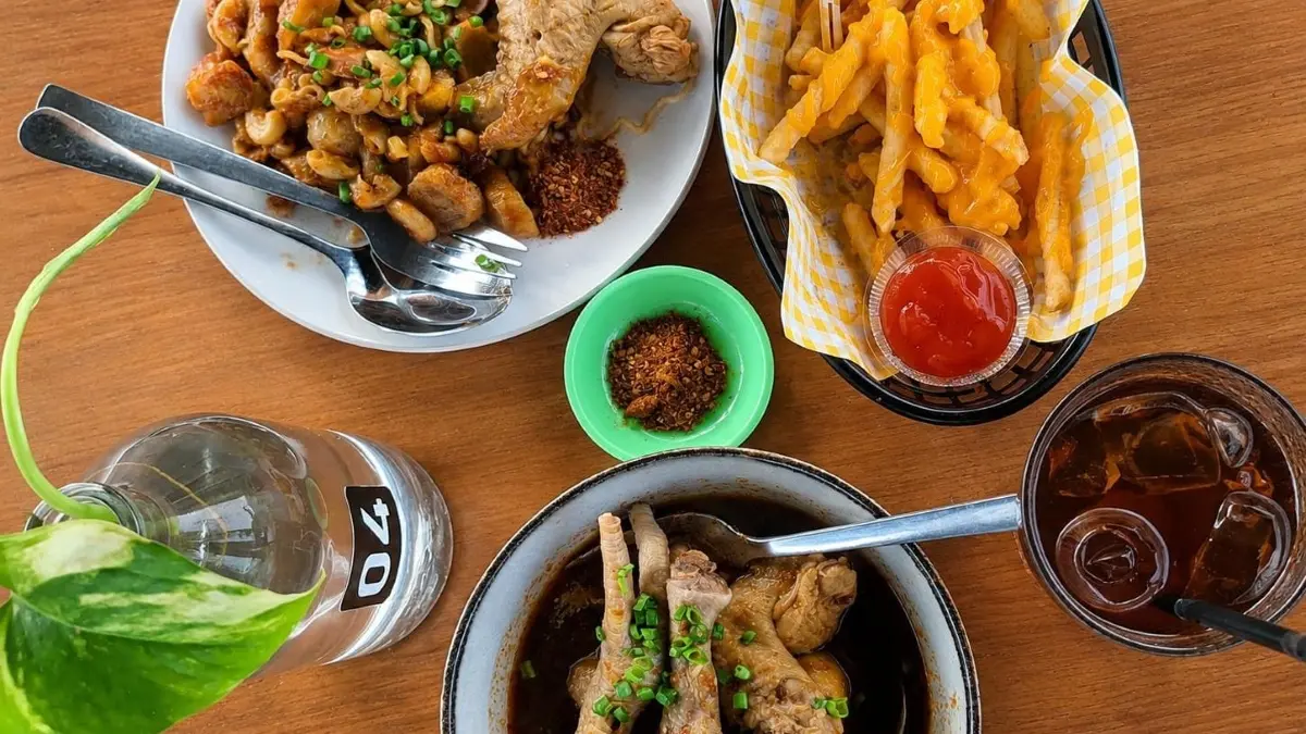 Seblak ceker menjadi kuliner pedas favorit. (Balquisse untuk Radar Banyuwangi)