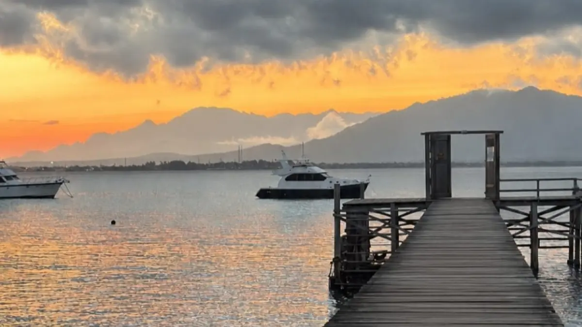 Suasana senja di Dermaga Cinta Banyuwangi. (Balquisse untuk Radar Banyuwangi)