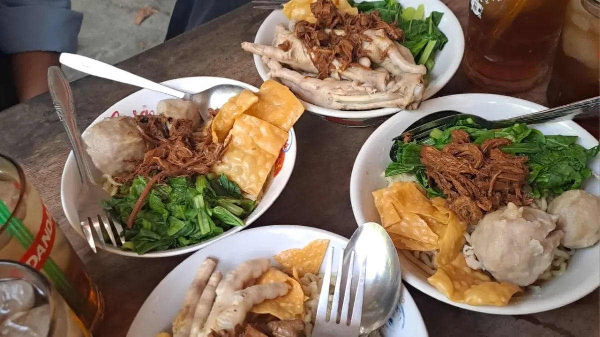 Tiga kedai mie ayam di Banyuwangi menjadi favorit pencinta kuliner. (Mayang untuk Radar Banyuwangi)