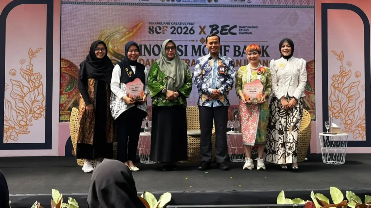 Deputi Kepala Perwakilan Bank Indonesia (KPwBI) Jember Ahmad (tengah) bersama narasumber dan peserta mengikuti talk show Inovasi Motif Batik dan Wastra Berkelanjutan: Merajut Tradisi Menciptakan Masa Depan di Taman Blambangan, Banyuwangi, Kamis (16/7/2026). (Fredy Rizki/Radar Banyuwangi)