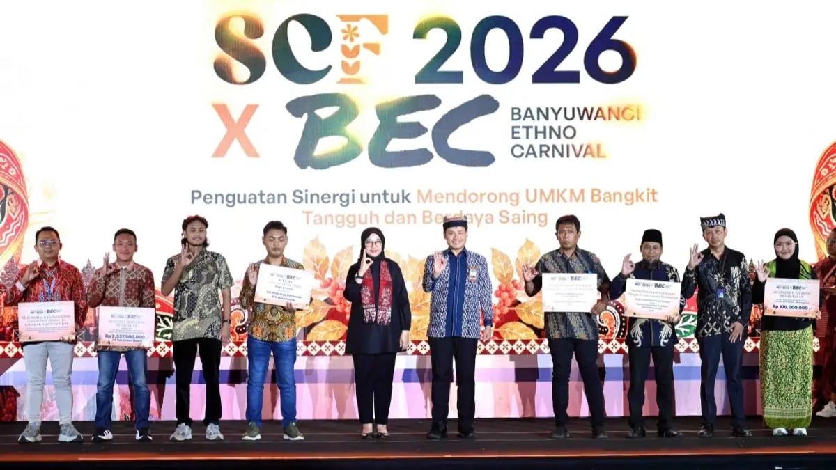 Bupati Banyuwangi Ipuk Fiestiandani bersama Deputi Kepala Perwakilan Bank Indonesia (KPwBI) Jember Ahmad, perwakilan Bank Indonesia Jatim Lukman Hakim, menyerahkan bantuan secara simbolis kepada penerima program sebagai wujud penguatan UMKM dan ekonomi daerah pada pembukaan SCF x BEC 2026. (Ramada Kusuma/Radar Banyuwangi)