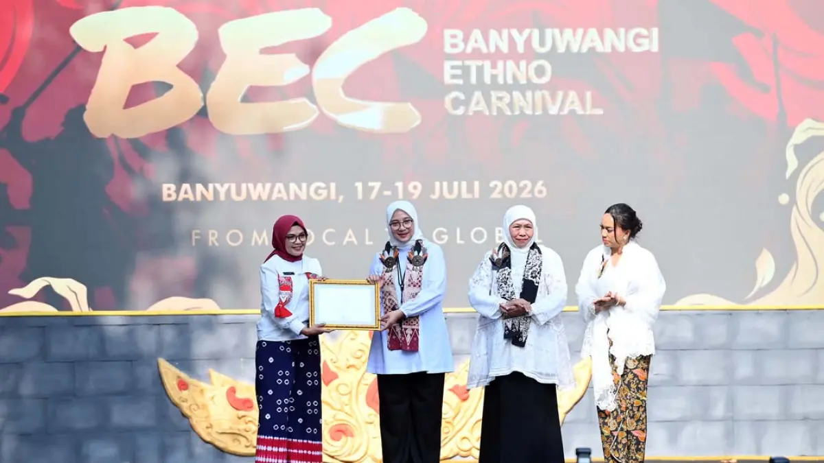 Sekretaris Deputi Kementrian Pariwisata Titik Lestari menyerahkan piagam KEN kepada Bupati Ipuk Fiestiandani disaksikann Gubernur Jatim Khofiah Indar Parawansa dan utusan khusus Presiden bidang pariwisata Zita Anjani. (Ramada Kusuma/Radar Banyuwangi)