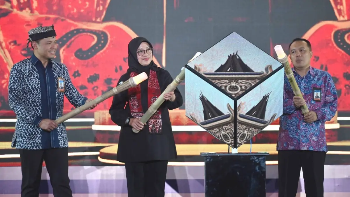 Bupati Banyuwangi Ipuk Fiestiandani bersama Deputi Kepala Perwakilan Bank Indonesia (KPwBI) Jember Ahmad (kiri), perwakilan Bank Indonesia Jatim Lukman Hakim, meresmikan Sekarkijang Creative Fest (SCF) x Banyuwangi Ethno Carnival (BEC) 2026 di Gesibu Blambangan, Banyuwangi, Jumat (17/7/2026). Kegiatan tersebut menjadi ajang penguatan ekonomi kreatif dan promosi UMKM Sekarkijang. (Ramada Kusuma/Radar Banyuwangi)